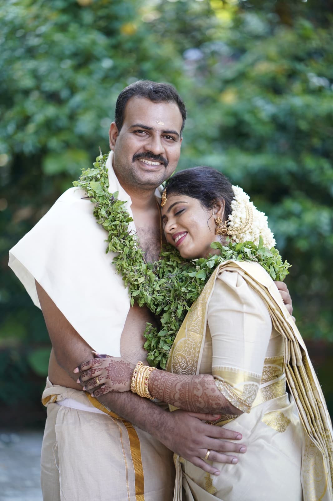 Bride and groom at a Kerala temple wedding in Guruvayur