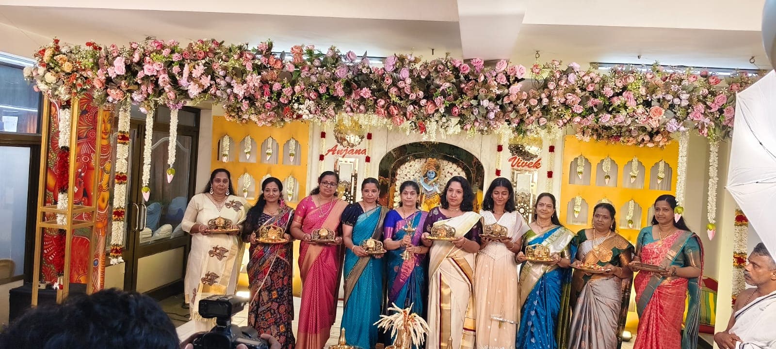 Traditional thalam ceremony at a Guruvayur wedding